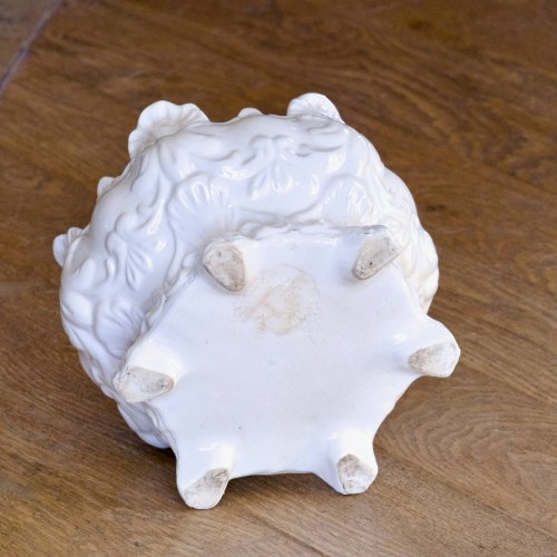 Cache-pot antique, XIXe siècle de 1873, en faïence décor baroque