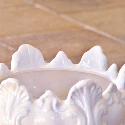 Cache-pot antique, XIXe siècle de 1873, en faïence décor baroque