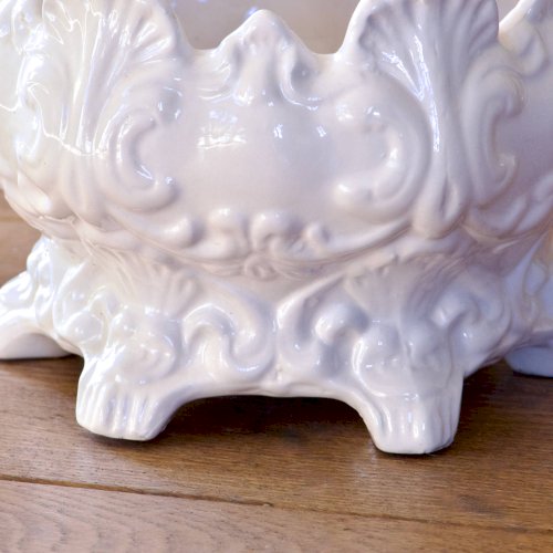 Cache-pot antique, XIXe siècle de 1873, en faïence décor baroque