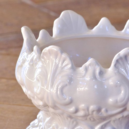 Cache-pot antique, XIXe siècle de 1873, en faïence décor baroque