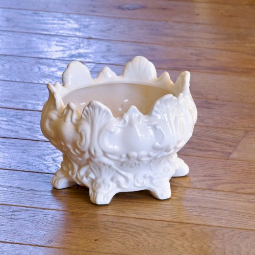 Cache-pot antique, XIXe siècle de 1873, en faïence décor baroque
