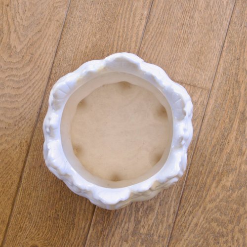 Cache-pot antique, XIXe siècle de 1873, en faïence décor baroque