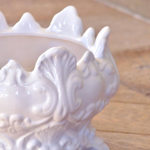 Cache-pot antique, XIXe siècle de 1873, en faïence décor baroque