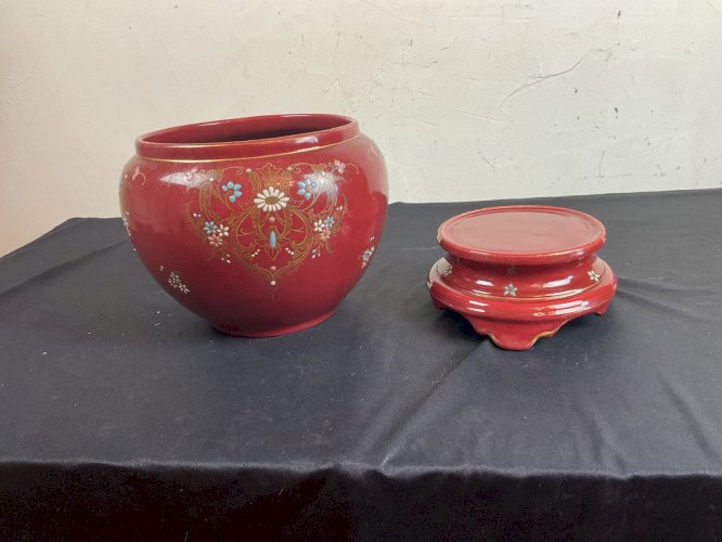 Cache pot avec son support en faÏence décor émaillé sur fond rouge fin XIXième