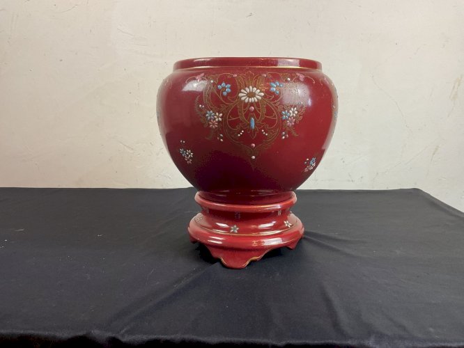 Cache pot avec son support en faÏence décor émaillé sur fond rouge fin XIXième