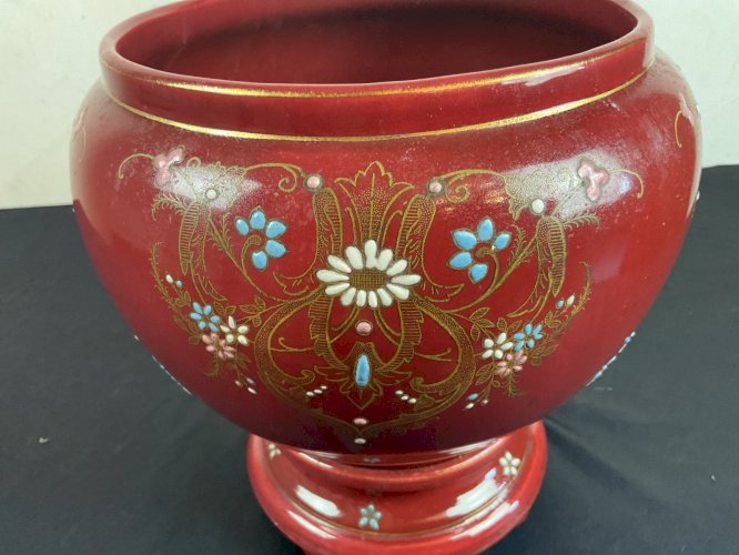 Cache pot avec son support en faÏence décor émaillé sur fond rouge fin XIXième