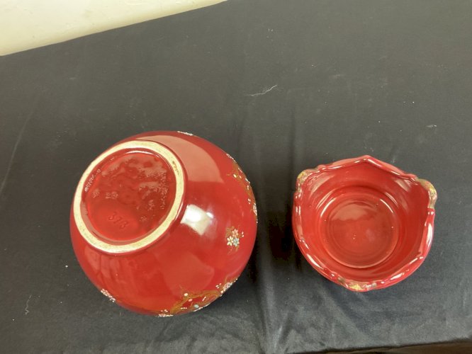 Cache pot avec son support en faÏence décor émaillé sur fond rouge fin XIXième