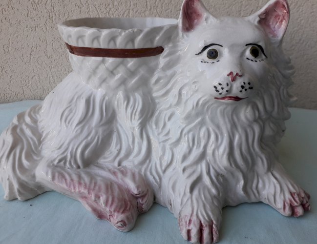 Cache-pot chat Bassano