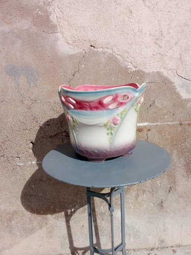 Cache-pot en barbotine à décor de fleurs