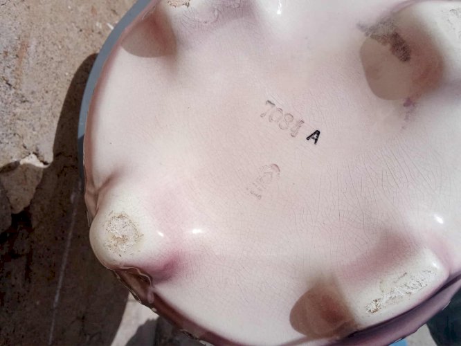 Cache-pot en barbotine à décor de fleurs