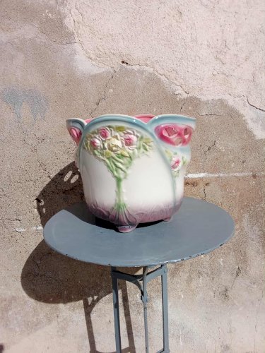 Cache-pot en barbotine à décor de fleurs