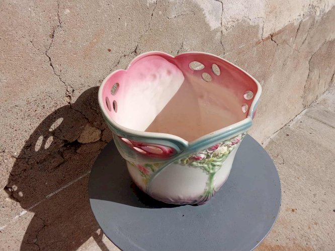 Cache-pot en barbotine à décor de fleurs