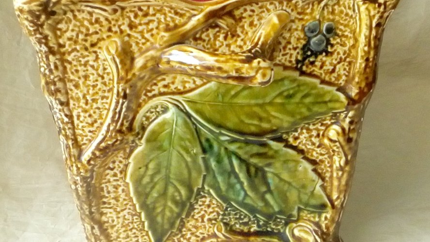 CACHE POT EN BARBOTINE DECOR FEUILLES DE VIGNE EPOQUE ART NOUVEAU FIN 19 éme**