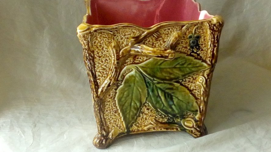 CACHE POT EN BARBOTINE DECOR FEUILLES DE VIGNE EPOQUE ART NOUVEAU FIN 19 éme**
