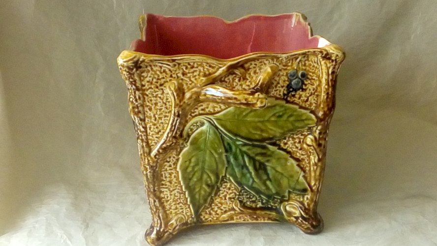 CACHE POT EN BARBOTINE DECOR FEUILLES DE VIGNE EPOQUE ART NOUVEAU FIN 19 éme**