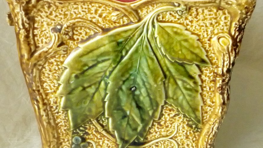 CACHE POT EN BARBOTINE DECOR FEUILLES DE VIGNE EPOQUE ART NOUVEAU FIN 19 éme**
