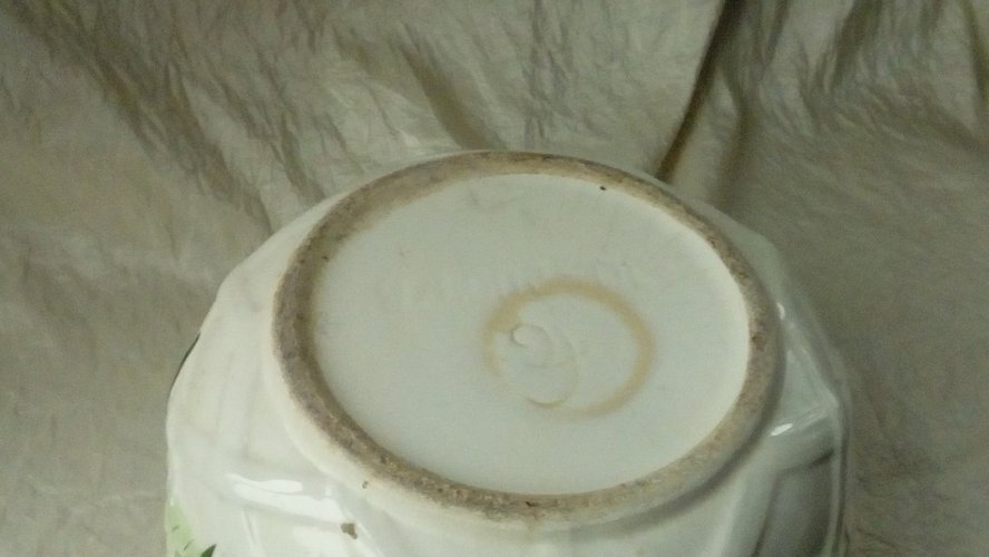CACHE POT EN FAIENCE BARBOTINE DECOR FLORAL 20 ÈME *