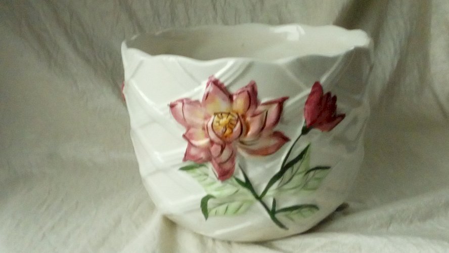 CACHE POT EN FAIENCE BARBOTINE DECOR FLORAL 20 ÈME *