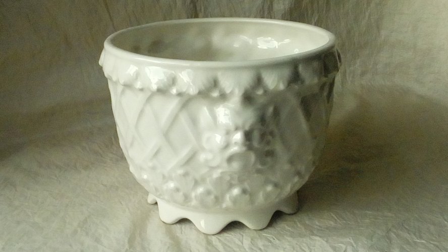 CACHE POT EN FAIENCE BLANCHE TETE DE CHIMERE STYLE CHARLES X*