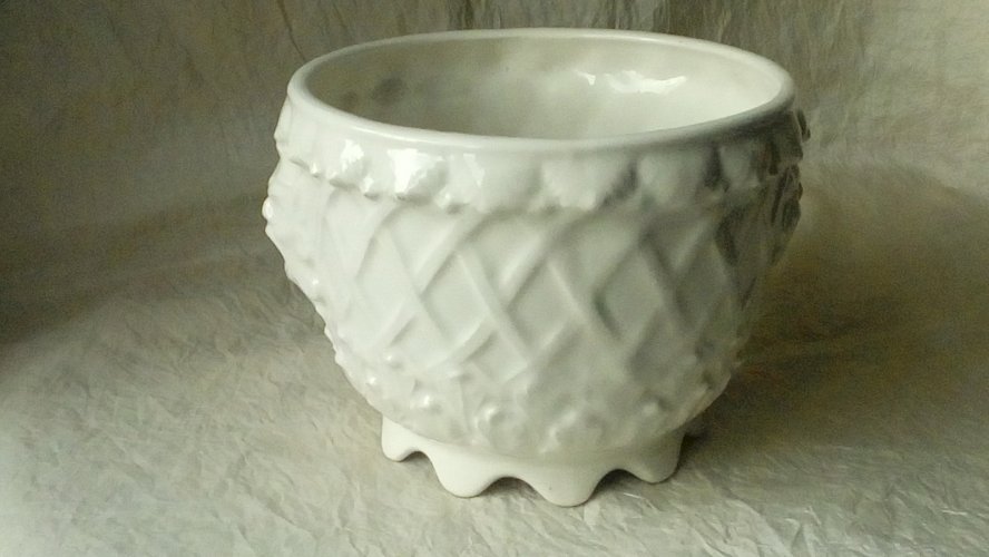 CACHE POT EN FAIENCE BLANCHE TETE DE CHIMERE STYLE CHARLES X*