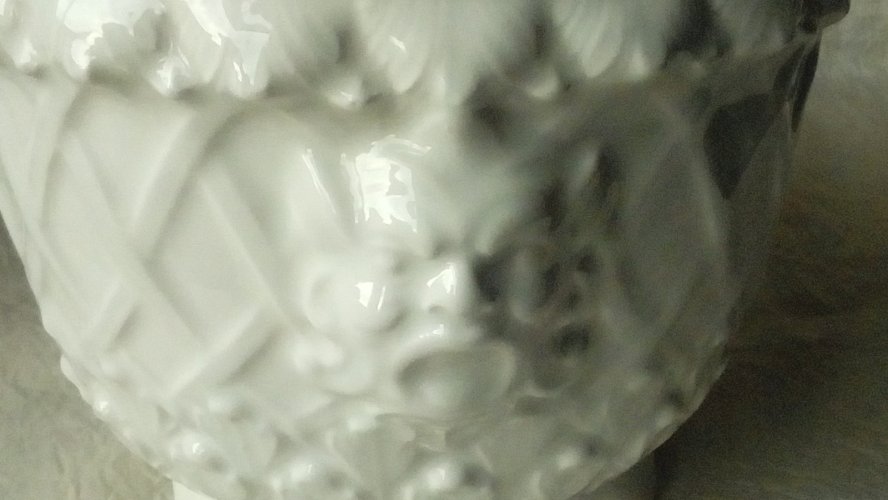 CACHE POT EN FAIENCE BLANCHE TETE DE CHIMERE STYLE CHARLES X*