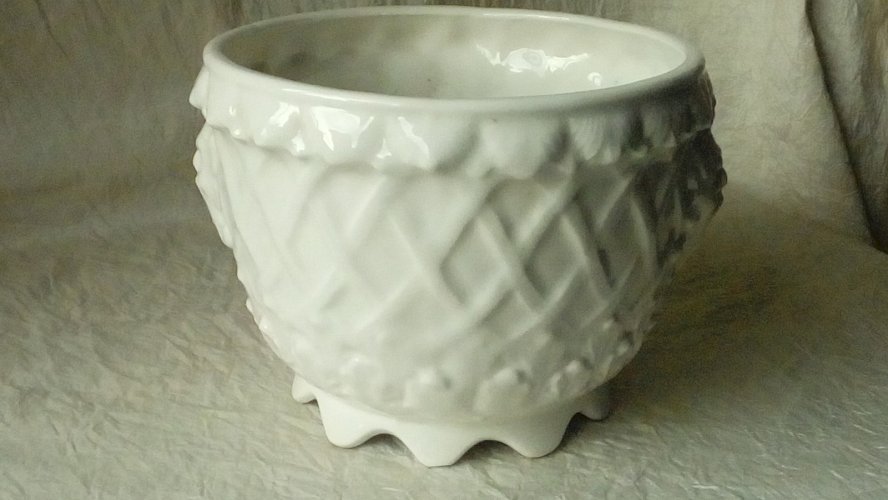 CACHE POT EN FAIENCE BLANCHE TETE DE CHIMERE STYLE CHARLES X*