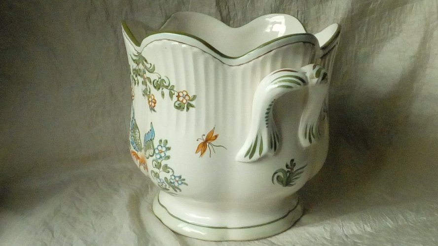 CACHE POT EN FAIENCE DE ST CLEMENT MODELE VIEUX MOUSTIER*