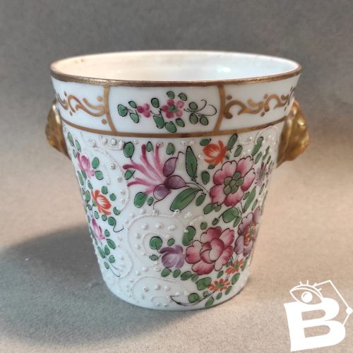 Cache-pot en porcelaine de Paris, décor floral et doré