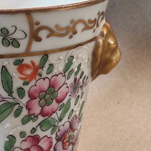 Cache-pot en porcelaine de Paris, décor floral et doré