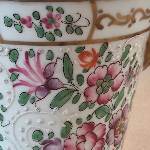 Cache-pot en porcelaine de Paris, décor floral et doré