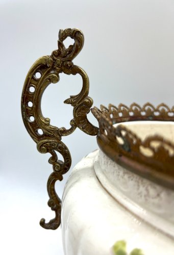 Cache-pot Napoléon III en faïence à décor fleuri et montures bronze – XIXe