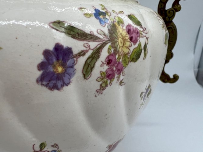 Cache-pot Napoléon III en faïence à décor fleuri et montures bronze – XIXe