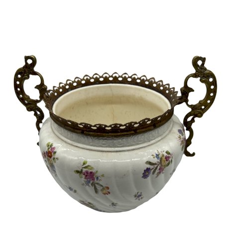 Cache-pot Napoléon III en faïence à décor fleuri et montures bronze – XIXe