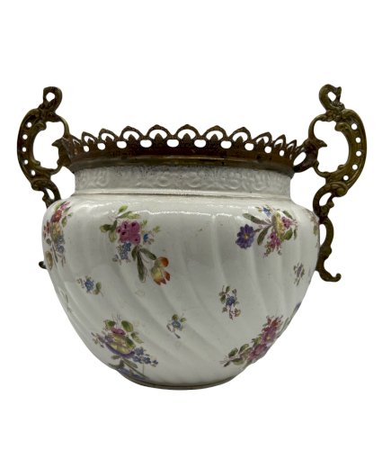Cache-pot Napoléon III en faïence à décor fleuri et montures bronze – XIXe