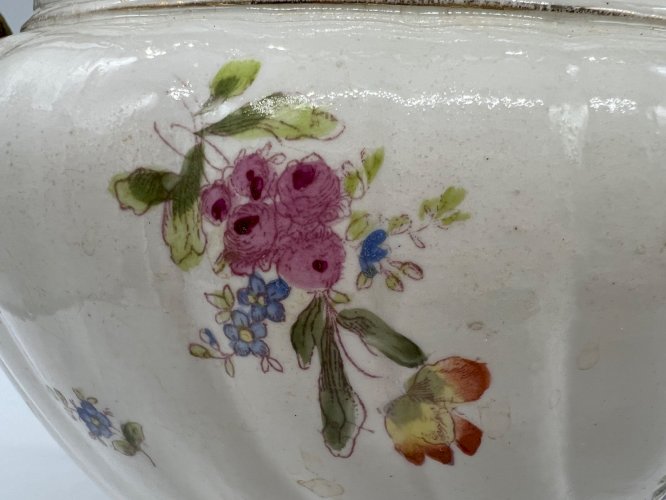 Cache-pot Napoléon III en faïence à décor fleuri et montures bronze – XIXe