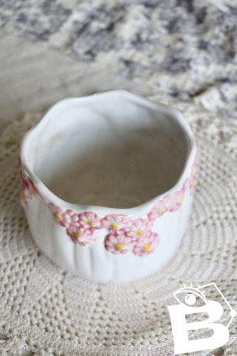 Cache pot vintage faïence motif barbotine fleurs rose