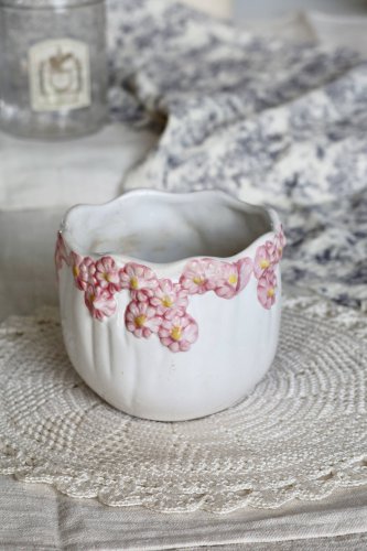 Cache pot vintage faïence motif barbotine fleurs rose