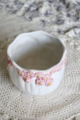 Cache pot vintage faïence motif barbotine fleurs rose