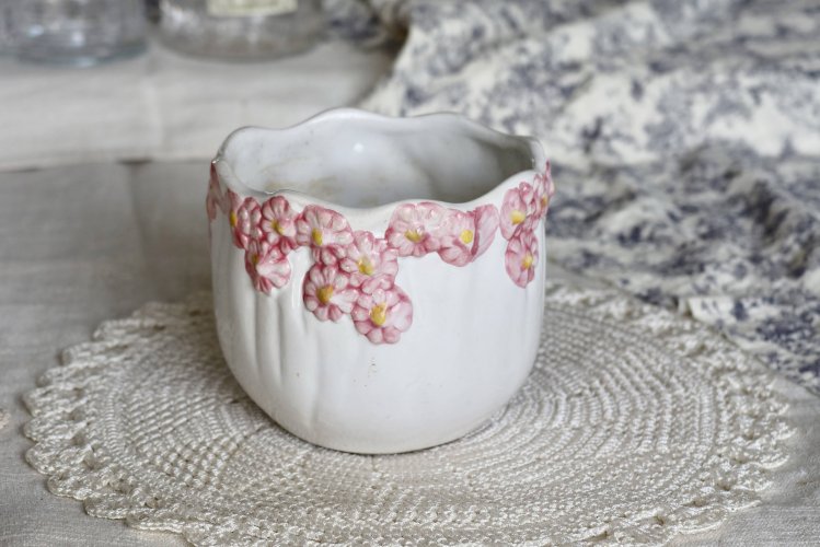 Cache pot vintage faïence motif barbotine fleurs rose