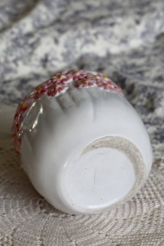 Cache pot vintage faïence motif barbotine fleurs rose