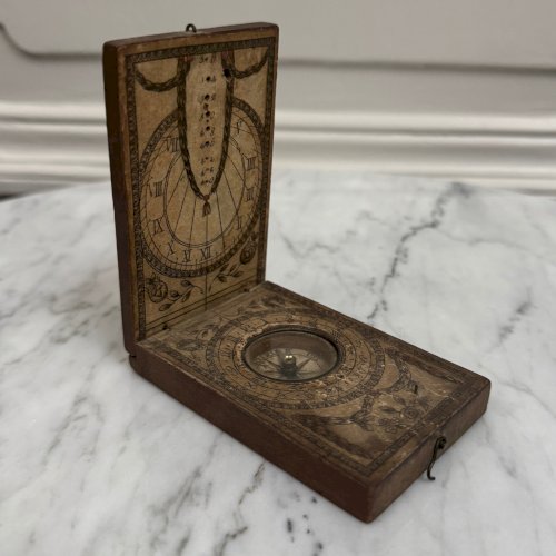 Cadran solaire de poche portatif en bois XVIIIe M3921