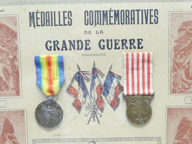 -CADRE ANCIEN COMMEMORATIF 2 MEDAILLES SOLDAT AU 83e R.I. GRANDE GUERRE 14/18  D