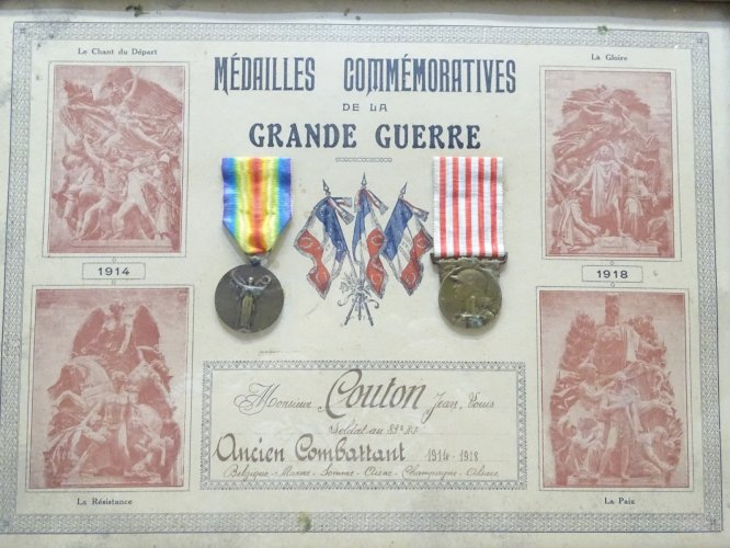 -CADRE ANCIEN COMMEMORATIF 2 MEDAILLES SOLDAT AU 83e R.I. GRANDE GUERRE 14/18  D