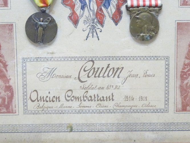 -CADRE ANCIEN COMMEMORATIF 2 MEDAILLES SOLDAT AU 83e R.I. GRANDE GUERRE 14/18  D