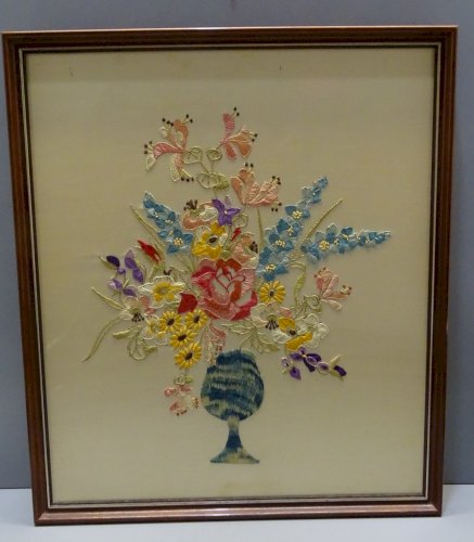 -CADRE AVEC BRODERIE SUR SOIE VASE AVEC FLEURS MULTICOLORES déco VINTAGE    D