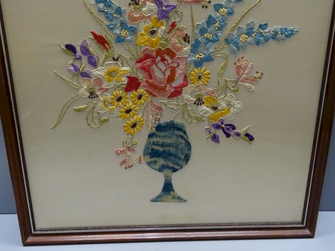 -CADRE AVEC BRODERIE SUR SOIE VASE AVEC FLEURS MULTICOLORES déco VINTAGE    D