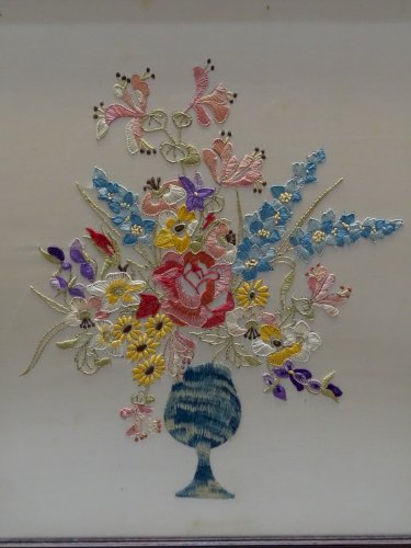 -CADRE AVEC BRODERIE SUR SOIE VASE AVEC FLEURS MULTICOLORES déco VINTAGE    D