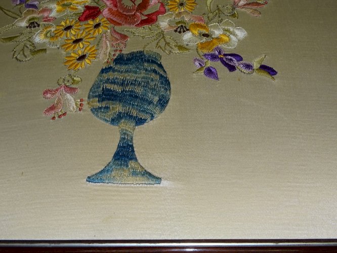 -CADRE AVEC BRODERIE SUR SOIE VASE AVEC FLEURS MULTICOLORES déco VINTAGE    D