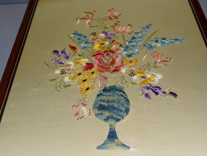 -CADRE AVEC BRODERIE SUR SOIE VASE AVEC FLEURS MULTICOLORES déco VINTAGE    D