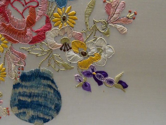 -CADRE AVEC BRODERIE SUR SOIE VASE AVEC FLEURS MULTICOLORES déco VINTAGE    D